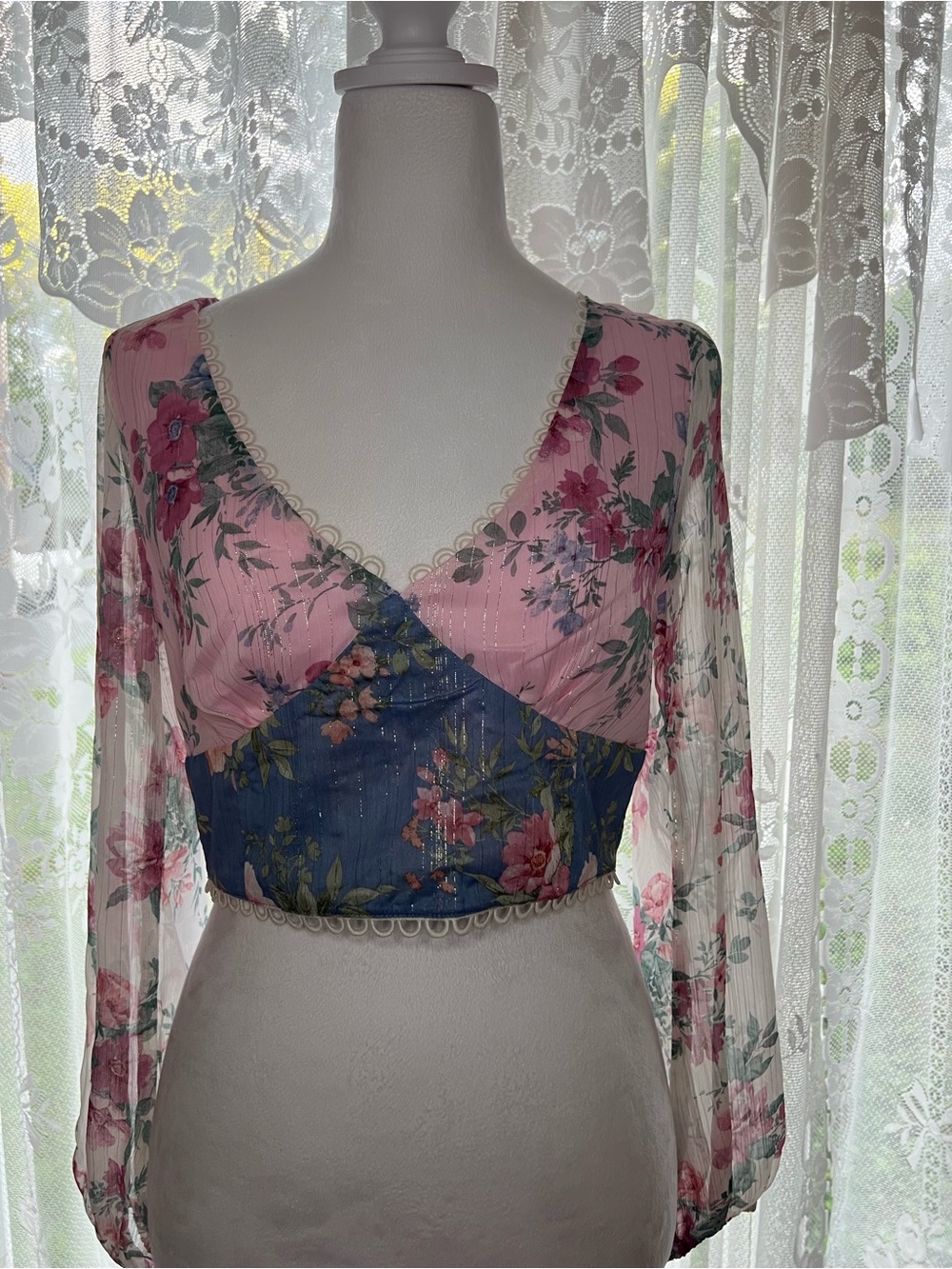 NWT Altar'd State Pink & Blue Floral V-Neck Crop Top Small